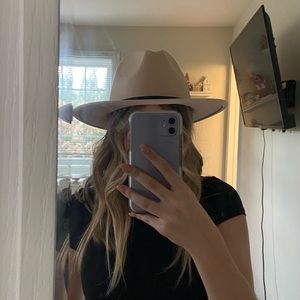 Ladies faux felt cotton/poly blend hat. Like new/unused.